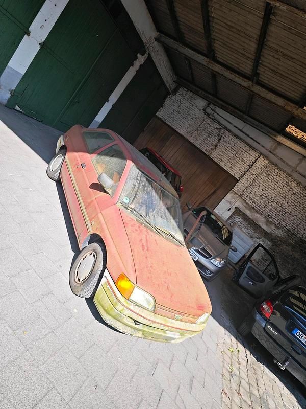 Rot Gebraucht 1991 Ford Escort Limousine | 400 € - Bild 1/4