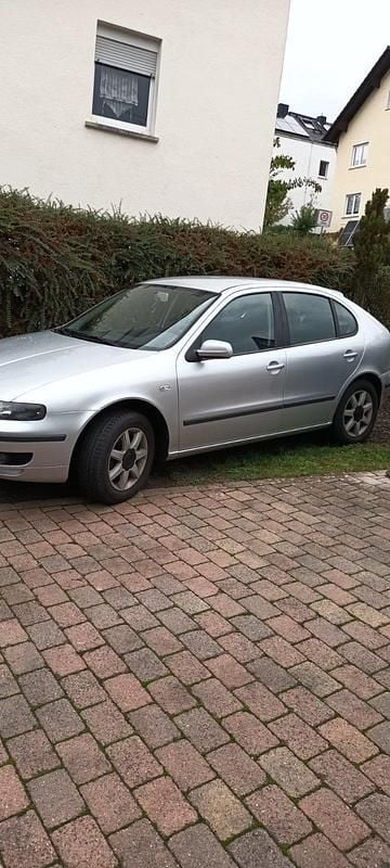 Grau Gebraucht 2002 Seat Leon Kleinwagen | 600 € - Bild 1/4