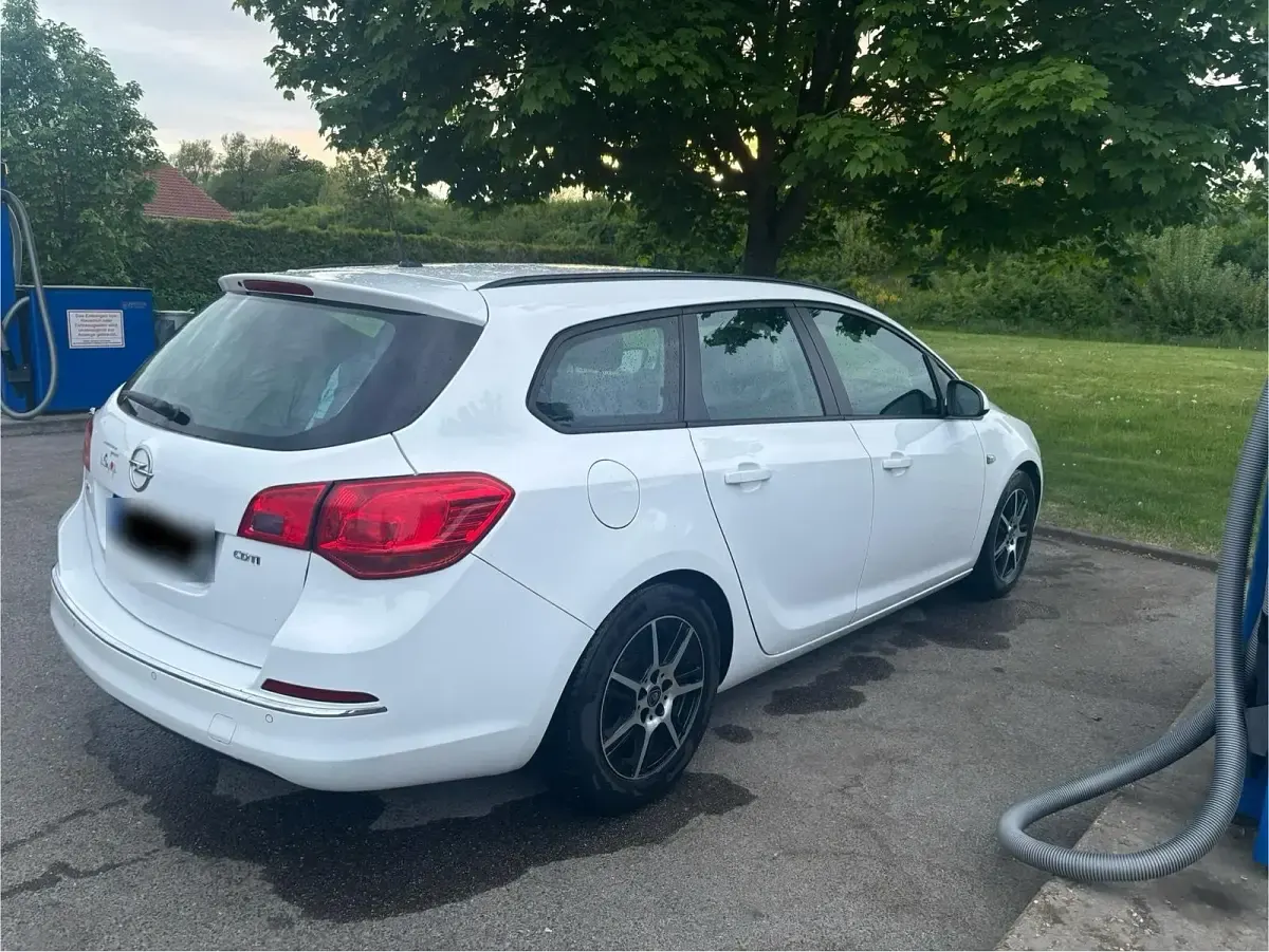Używany Opel Astra 110 KM (80 kW) 2013 Biały Kombi