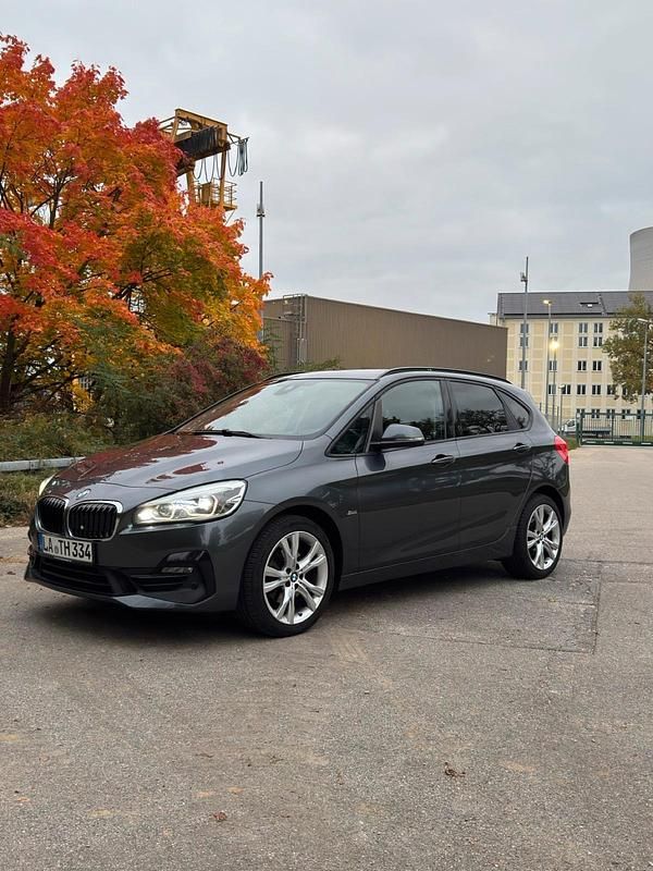 Grau Gebraucht 2018 BMW 220 Active Tourer Sport Line Van / Kleinbus | 16.500 € (Guter Preis) - Bild 1/4