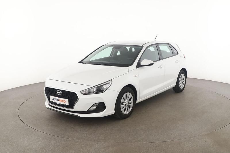 Weiß Gebraucht 2018 Hyundai i30 Pure Limousine | 12.290 € (Fairer Preis) - Bild 1/3