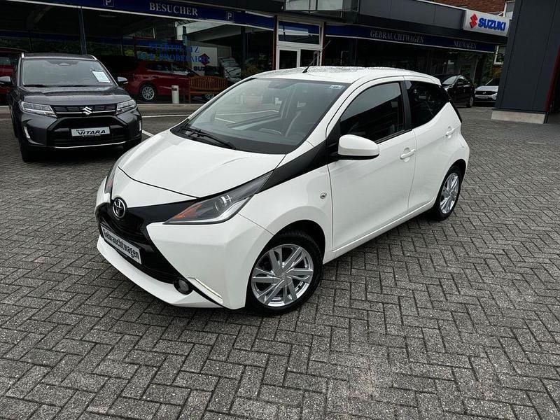Weiß Gebraucht 2016 Toyota Aygo X-play Kleinwagen | 6.900 € (Fairer Preis) - Bild 1/4