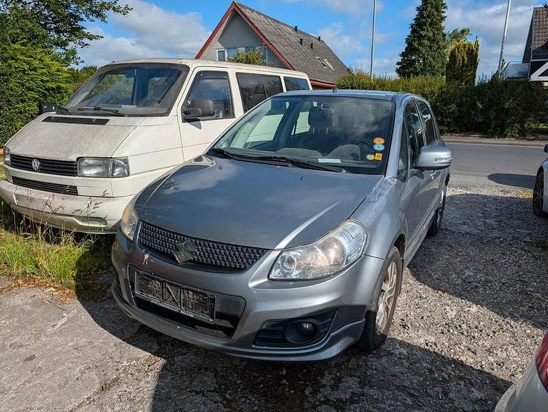 Grau Gebraucht 2013 Suzuki SX4 Comfort Limousine | 2.400 € (Superpreis) - Bild 1/4
