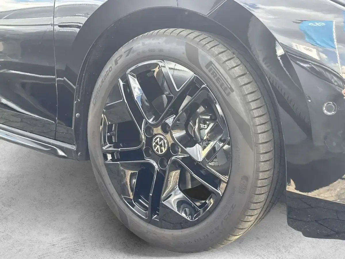 Gebraucht VW Passat R-line 150 PS (110 kW) 2025 Grenadillschwarz metallic Kombi