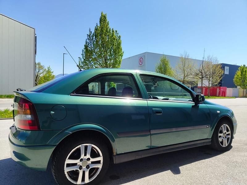 Second-hand Opel Astra 103 CP (75 kW) 2002 Verde Hatchback