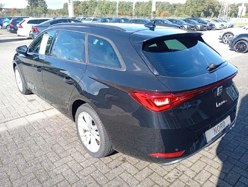 Używany Seat Leon Style 150 KM (110 kW) 2024 Czarny Sedan/Limuzyna