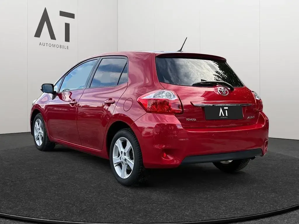 Gebraucht Toyota Auris Edition 99 PS (72 kW) 2011 Rot Kleinwagen