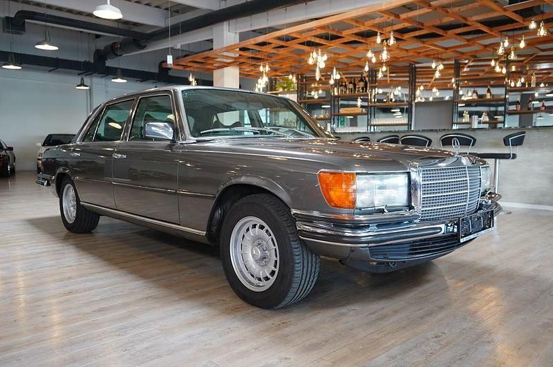 Grau Gebraucht 1977 Mercedes 450 Limousine | 38.900 € - Bild 1/4