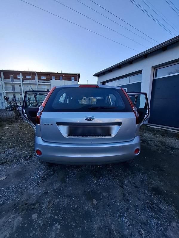 Gebraucht Ford Fiesta 80 PS (58 kW) 2008 Silber Kleinwagen