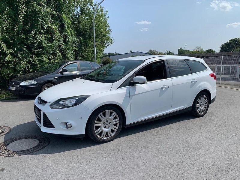 Weiß Gebraucht 2013 Ford Focus Titanium Limousine | 3.500 € (Fairer Preis) - Bild 1/4