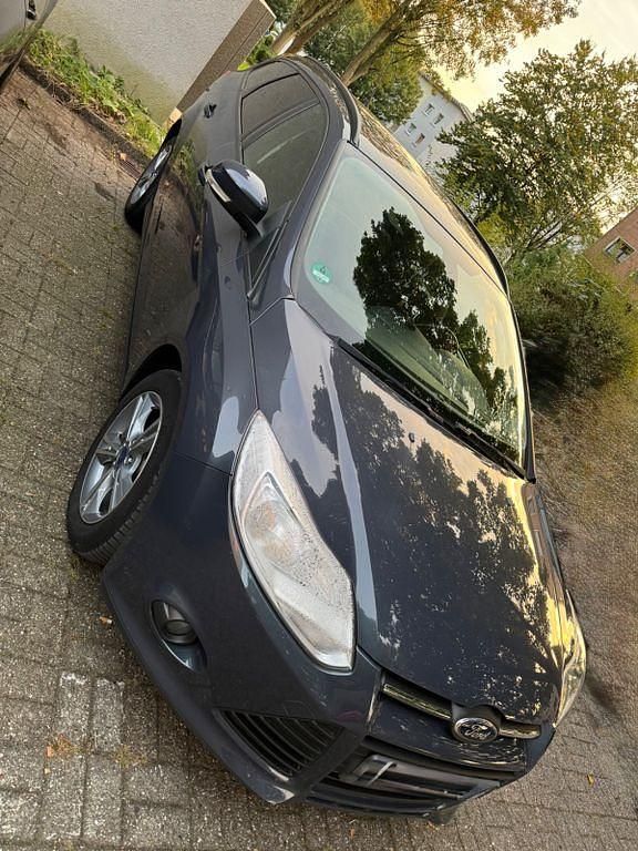 Blau Gebraucht 2014 Ford Focus Limousine | 2.500 € (Superpreis) - Bild 1/4