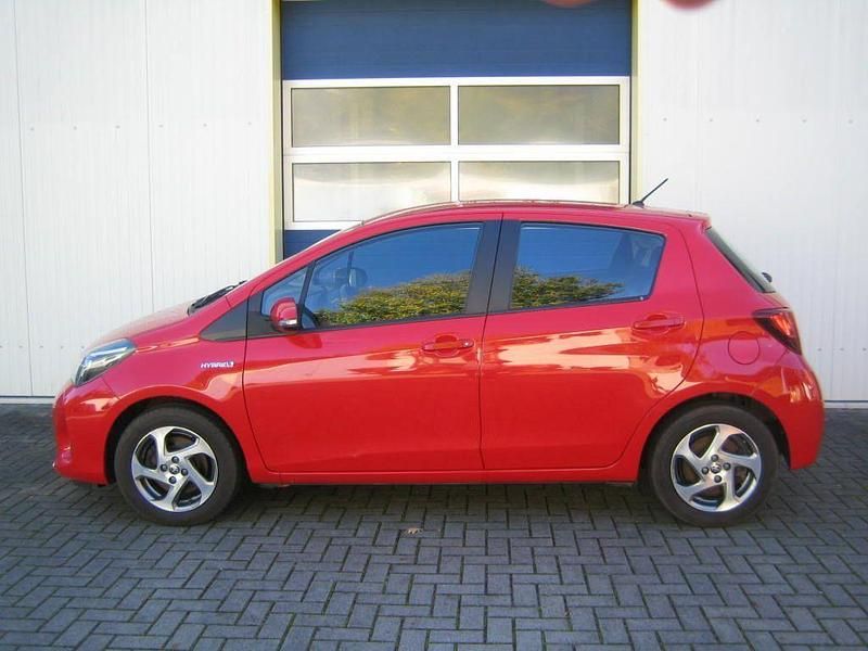 Gebraucht Toyota Yaris Hybrid Comfort 101 PS (74 kW) 2015 Rot Limousine