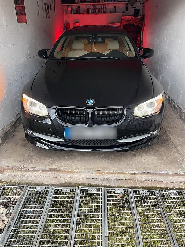 Gebraucht BMW 320 170 PS (125 kW) 2011 Schwarz Coupé