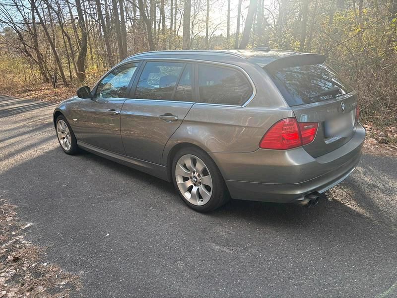 Gebraucht BMW 325 218 PS (160 kW) 2010 Grau Kombi