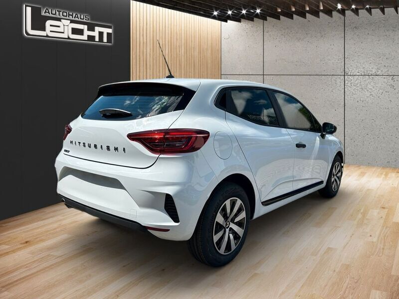 Gebraucht Mitsubishi Colt Basis 67 PS (49 kW) 2024 Weiß Limousine