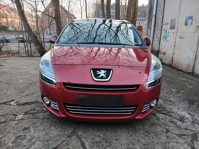 Rot Gebraucht 2012 Peugeot 5008 Van / Kleinbus | 8.500 € (Etwas zu teuer) - Bild 1/4