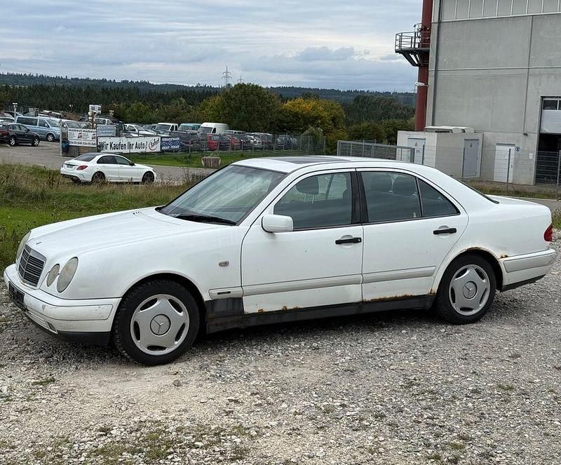 Weiß Gebraucht 1998 Mercedes E240 Classic Limousine | 1.350 € (Superpreis) - Bild 1/4