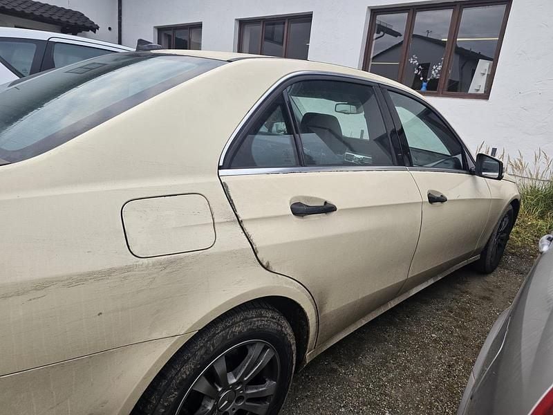 Beige Gebraucht 2016 Mercedes E200 Limousine | 7.500 € - Bild 1/4