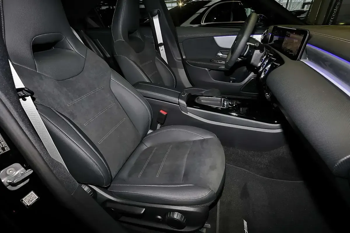 Gebraucht Mercedes CLA200 AMG 163 PS (119 kW) 2025 Metalliclack kosmosschwarz Coupé
