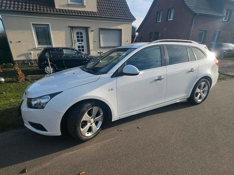 Weiß Gebraucht 2012 Chevrolet Cruze Kombi | 2.999 € (Fairer Preis) - Bild 1/4