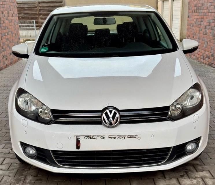 Gebraucht VW Golf VI 105 PS (77 kW) 2010 Weiß Kleinwagen