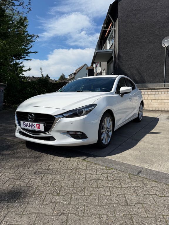 Weiß Gebraucht 2017 Mazda 3 Sports-Line Limousine | 12.990 € (Fairer Preis) - Bild 1/4