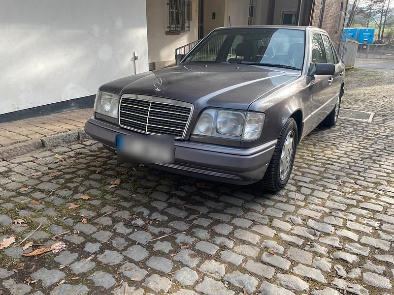 Gebraucht Mercedes E220 150 PS (110 kW) 1994 Andere farben Limousine