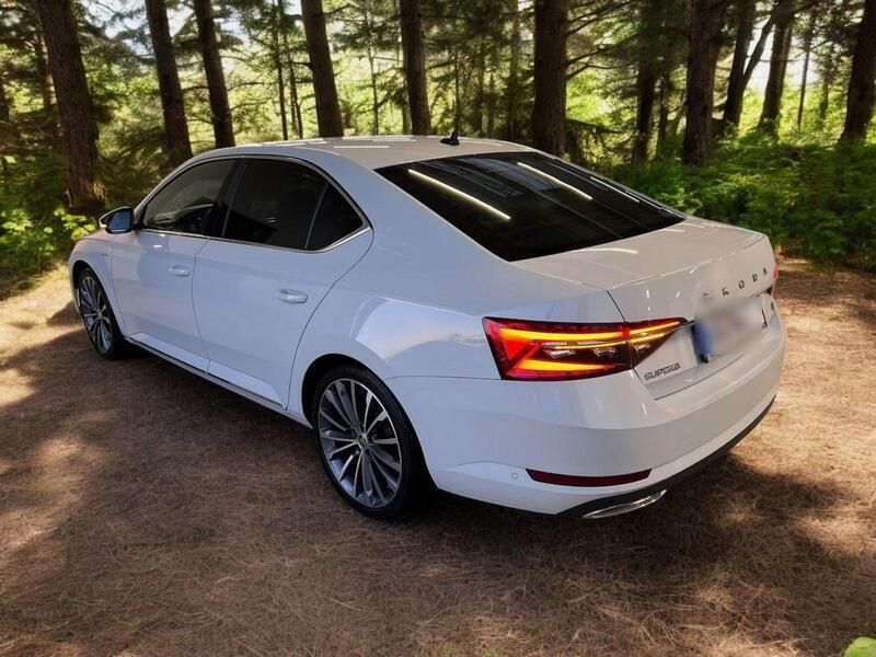 Weiß Gebraucht 2020 Skoda Superb LAURIN & KLEMENT Limousine | 25.000 € (Fairer Preis) - Bild 1/4