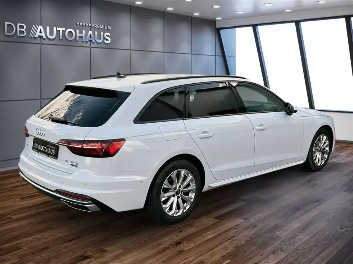 Używany Audi A4 Advanced Plus 204 KM (150 kW) 2024 Biały Kombi