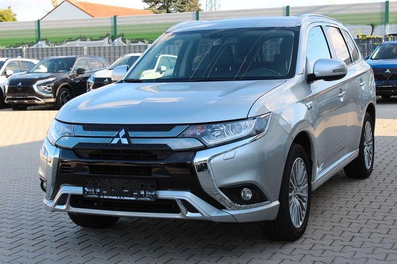 Gebraucht Mitsubishi Outlander P-HEV Basis 224 PS (164 kW) 2021 Silber SUV