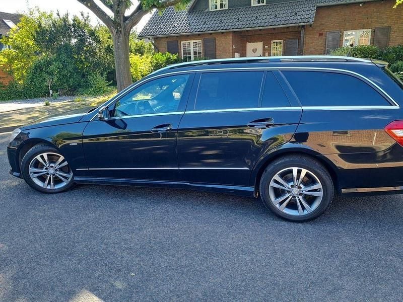Gebraucht Mercedes E350 Avantgarde 211 PS (155 kW) 2010 Schwarz Limousine