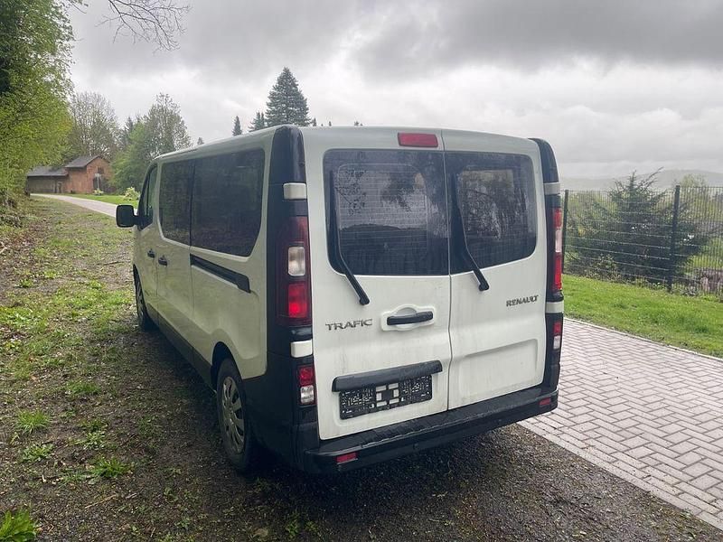 Second-hand Renault Trafic Expression 145 CP (106 kW) 2018 Alb Monovolum