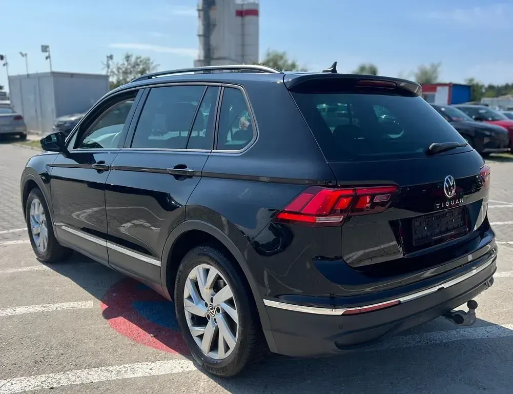 Gebraucht VW Tiguan Life 150 PS (110 kW) 2022 Schwarz SUV