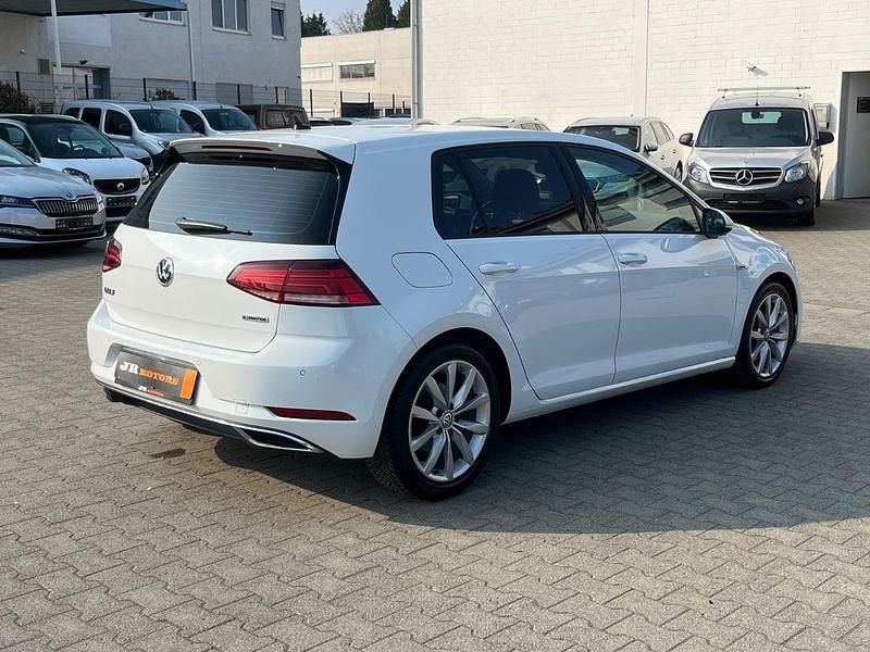 Gebraucht VW Golf VII Highline 131 PS (96 kW) 2018 Weiß Limousine