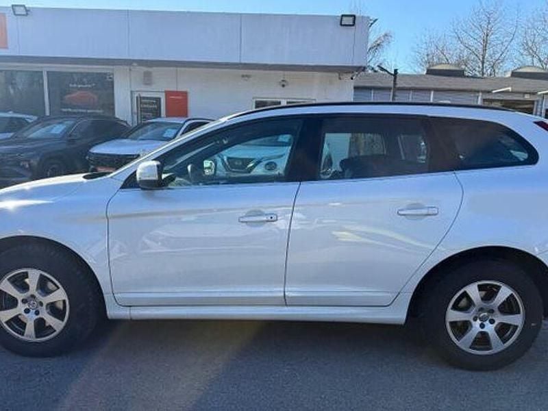 Gebraucht Volvo XC60 Momentum 190 PS (139 kW) 2017 Weiß SUV