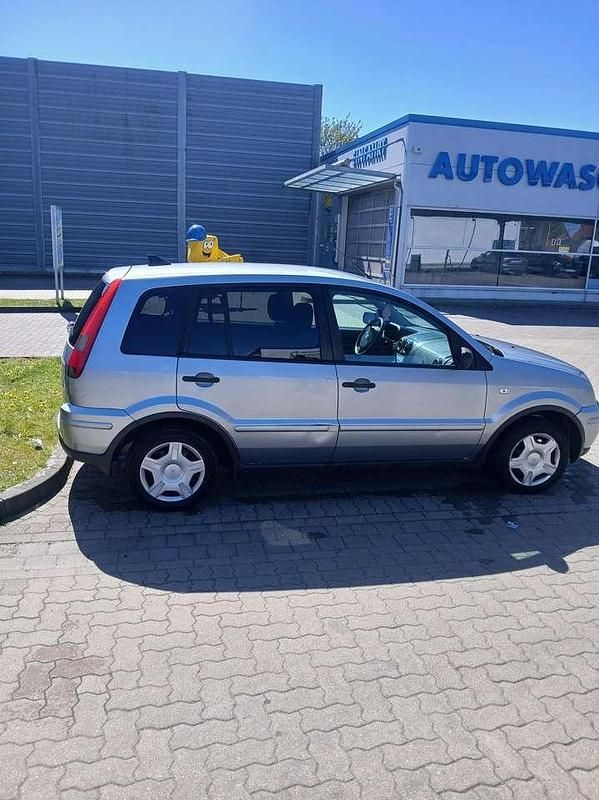 Gebraucht Ford Fiesta 97 PS (71 kW) 2004 Grau Kleinwagen