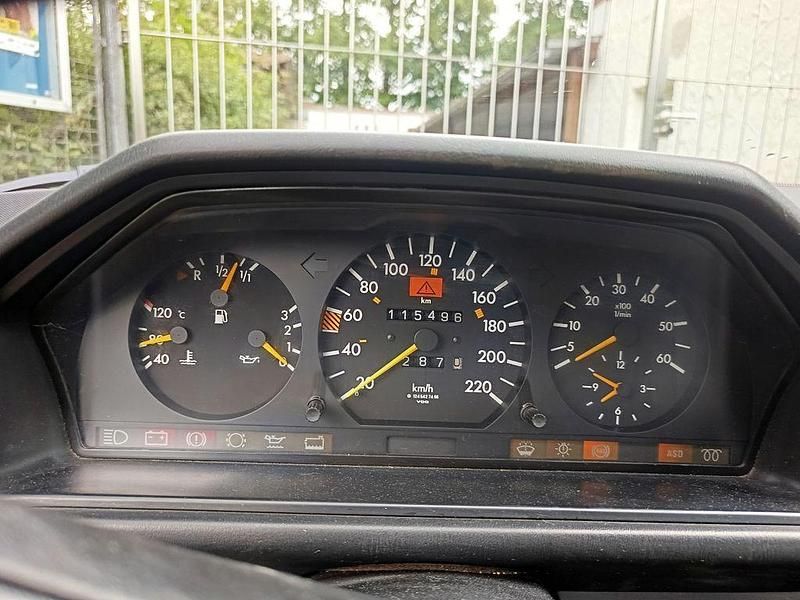 Gebraucht Mercedes E300 109 PS (80 kW) 1987 Rot Limousine