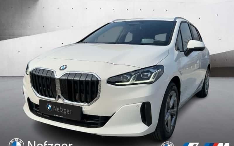 Weiß Gebraucht 2024 BMW 218 Comfort Edition Kombi | 33.400 € (Etwas zu teuer) - Bild 1/4