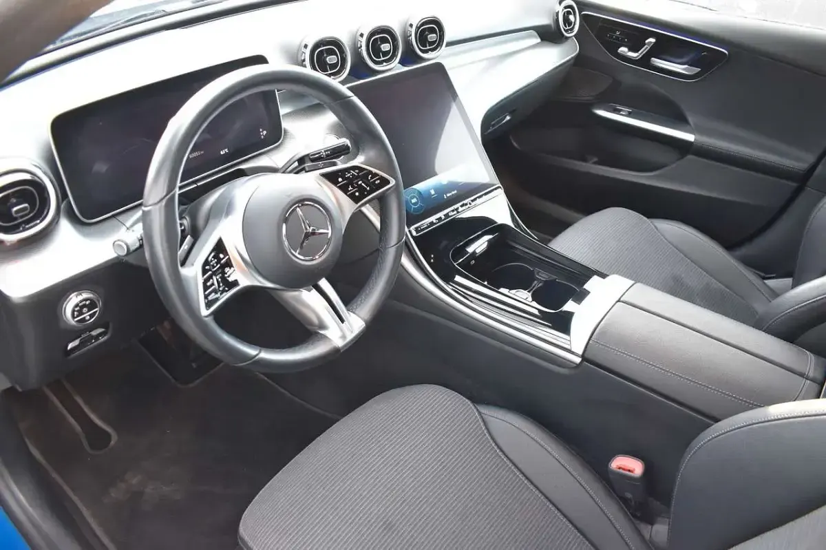 Gebraucht Mercedes C300e Avantgarde 313 PS (230 kW) 2024 Blau Limousine