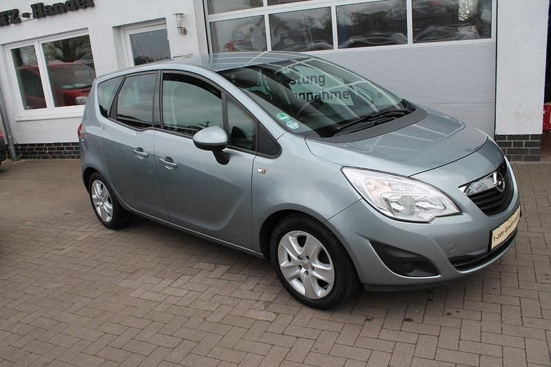 Gebraucht Opel Meriva Design Edition 101 PS (74 kW) 2011 Silber Van / Kleinbus