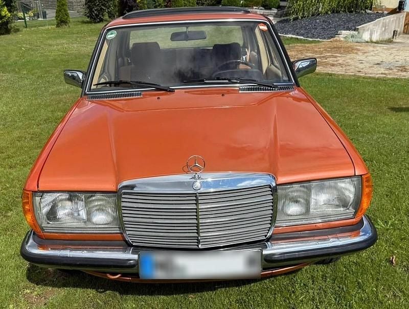 Second-hand Mercedes E280 185 CP (136 kW) 1981 Portocaliu Berlinǎ