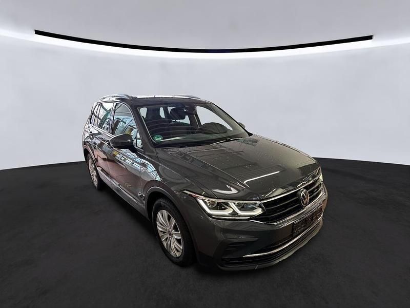 Gebraucht VW Tiguan Active 150 PS (110 kW) 2022 Delfingrau metallic SUV