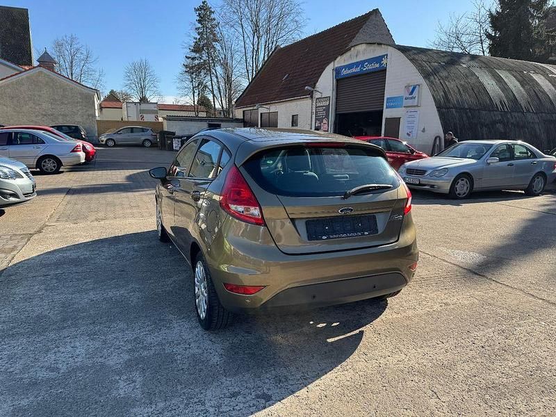 Gebraucht Ford Fiesta Trend 97 PS (71 kW) 2011 Braun Kleinwagen