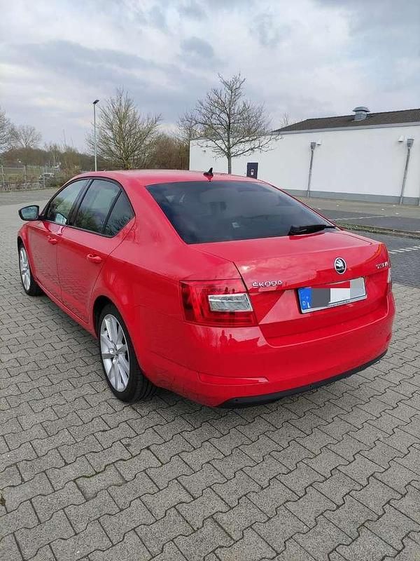 Gebraucht Skoda Octavia Elegance 150 PS (110 kW) 2015 Rot Kleinwagen