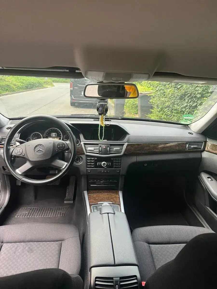 Gebraucht Mercedes E200 136 PS (100 kW) 2012 Schwarz Limousine