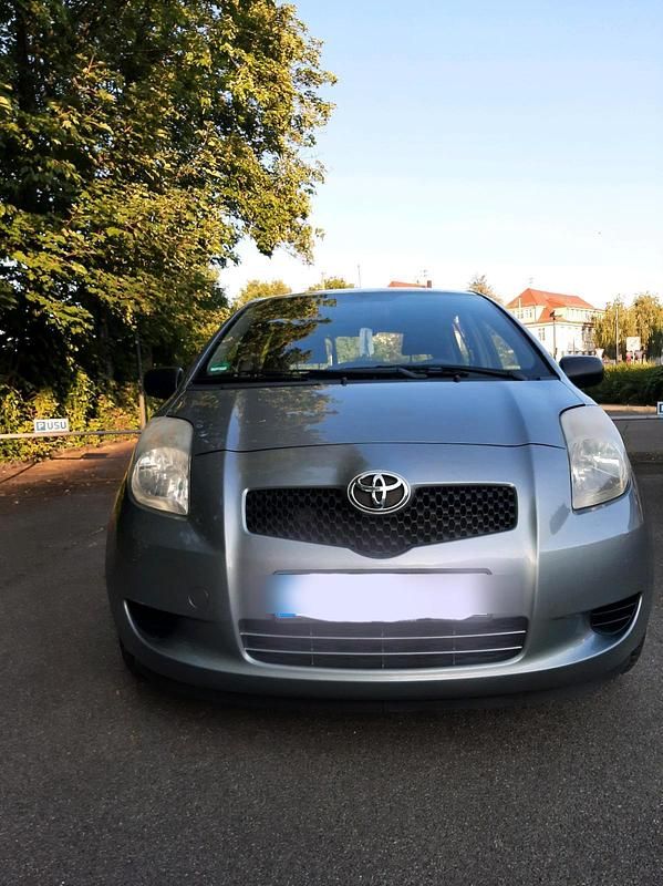 Grau Gebraucht 2007 Toyota Yaris Kleinwagen | 3.200 € (Guter Preis) - Bild 1/4