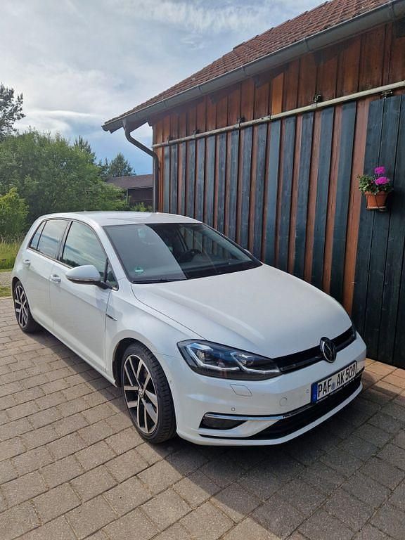 Weiß Gebraucht 2018 VW Golf VII R-line Limousine | 17.200 € (Fairer Preis) - Bild 1/4