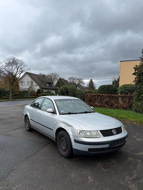 Grau Gebraucht 2001 VW Passat Limousine | 499 € (Superpreis) - Bild 1/4