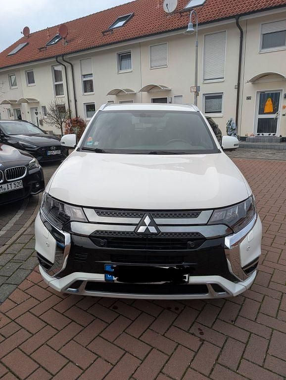 Weiß Gebraucht 2020 Mitsubishi Outlander P-HEV SUV | 20.900 € (Fairer Preis) - Bild 1/4
