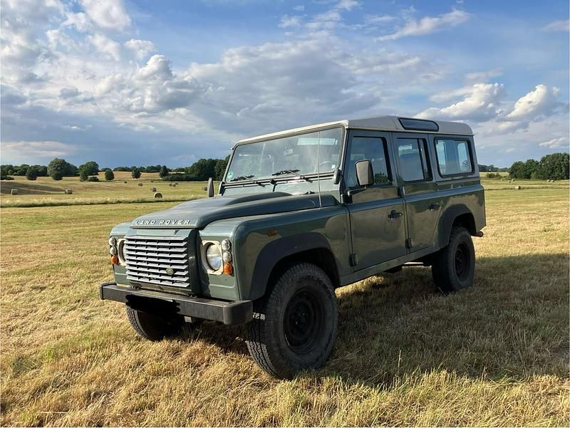 Grün Gebraucht 2009 Land Rover Defender SUV | 21.900 € - Bild 1/4
